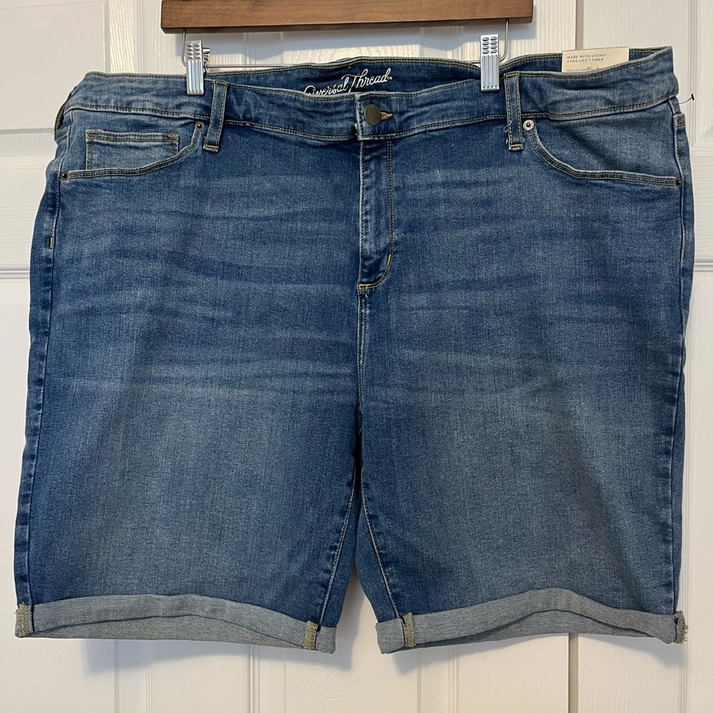 NWOT Universal Thread Bermuda Jean Shorts 26W